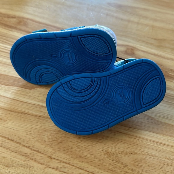 Size 4 toddler sandals two adjustable side straps. NWT ready for summer in blue - Picture 4 of 5